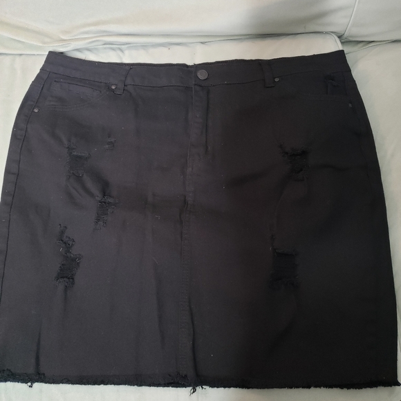 🌺 Distressed Denim Mini Skirt - Picture 3 of 5